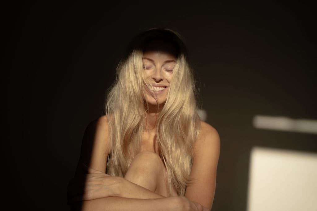 A woman sensual and at ease in everyday life